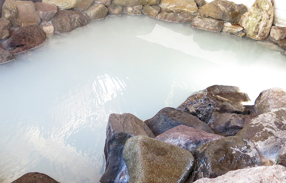 乳白色の秘湯・泥湯温泉